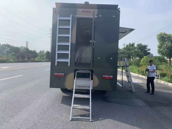 東風六驅越野餐車